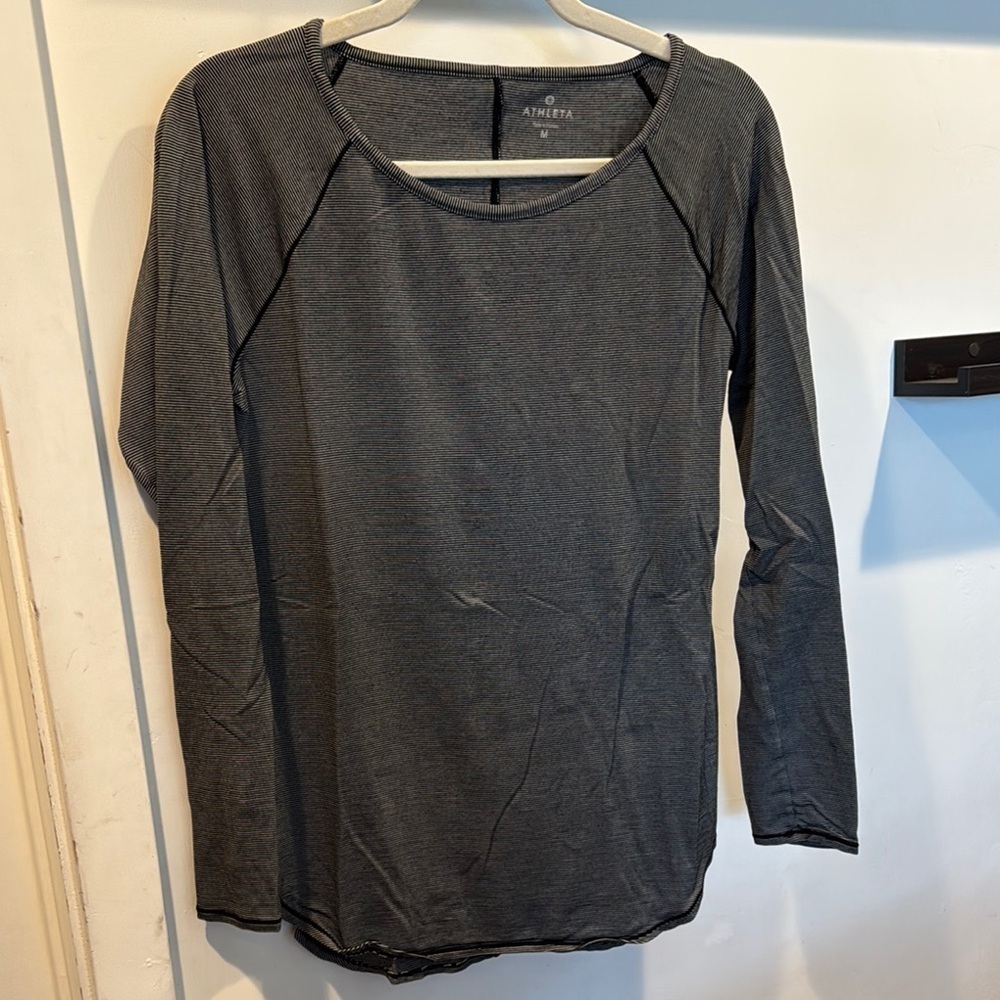 Athleta Gray Fitted Long Sleeve Scoop Neck Raglan Sweatshirt